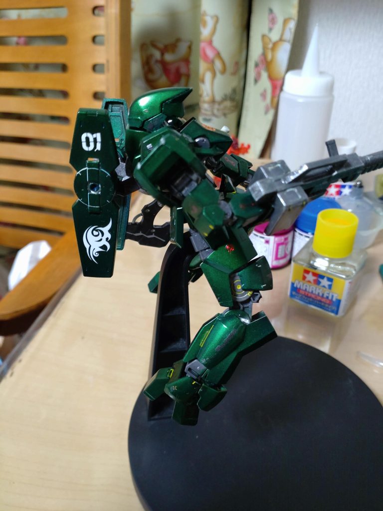 デカールも色々頑張って試してみたが…色が同系は全く見えなくなるw