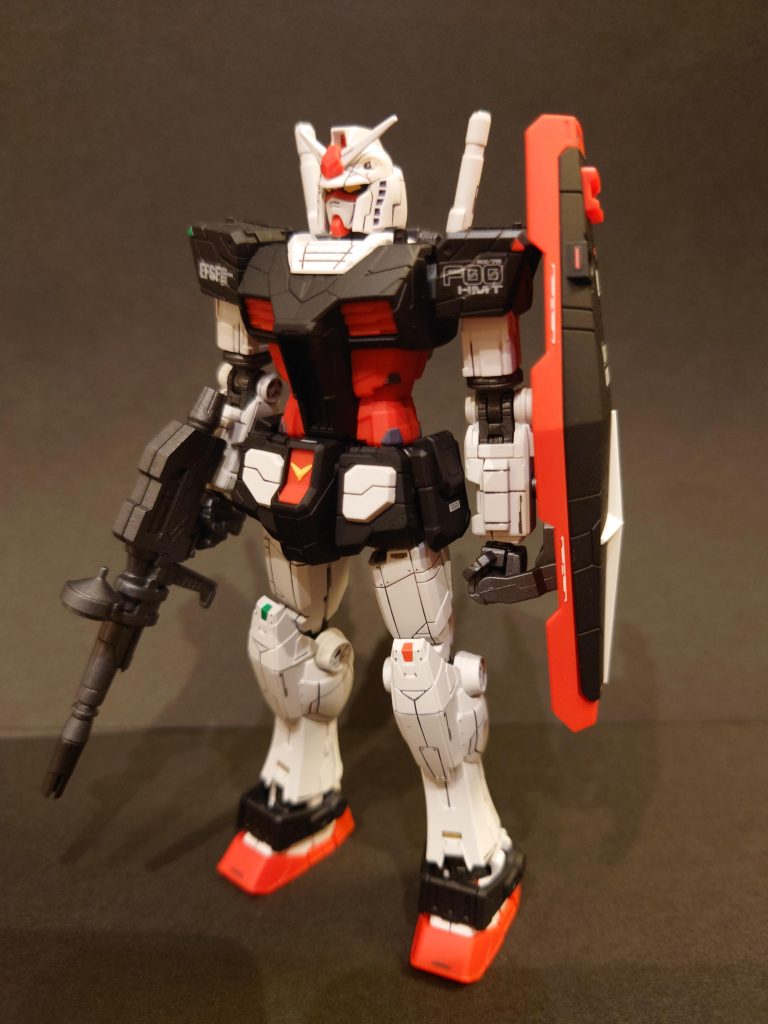 まずは高機動装甲なしの状態で。スミ入れし甲斐のあるキットですね。腹部は赤に変更シールド十字は白に変更