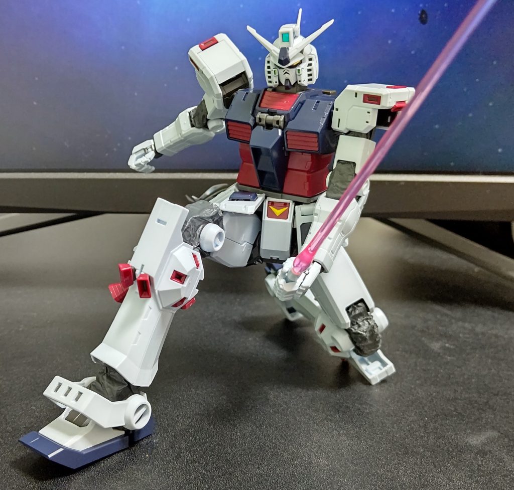 伝統の袈裟斬りポーズライフルを携行せずサーベルくらいしか内蔵してないのが潔いですね