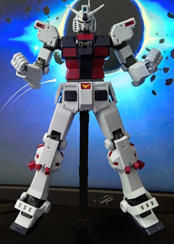 全体像。スーパーロボット風のポージングをさせてみました。かなり細身な印象ですがスタイリッシュです