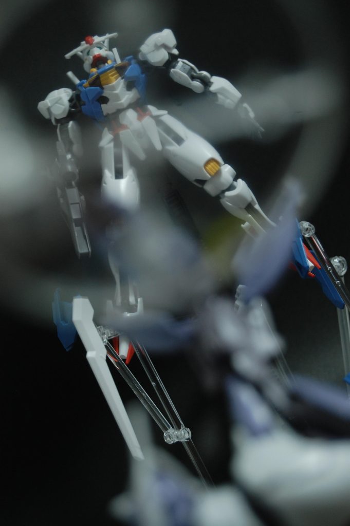 水星の魔女6話のファラクト戦でのエアリアルのアンチドートらしきものと、9話のミカエリスのアンチドート。ミカエリスに付属の小さな丸い台座を使用しました。