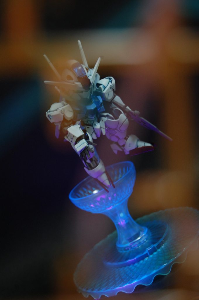 適当に色んな色のランナーを混ぜて撮ったもの。グラスは前回のルブリス用の台座として作ったけど使わなかったもので、UVライトで光らせています。