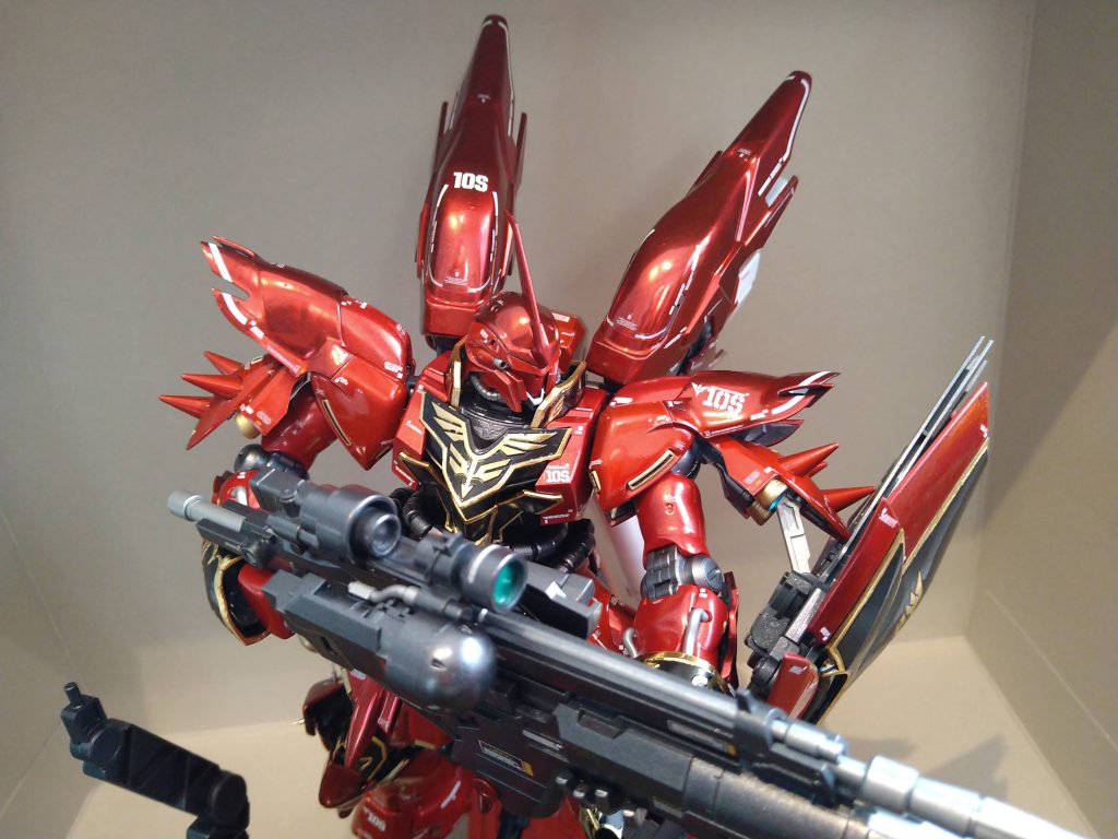 外装はメタリックレッドキャンディレッド鏡面レッドの3色で塗装