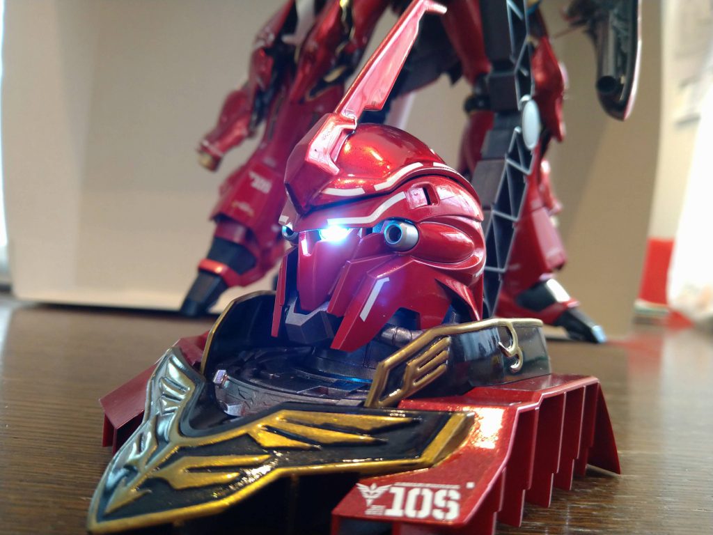 モノアイは奥まっていて殆ど見えないのでLEDで光らせました。