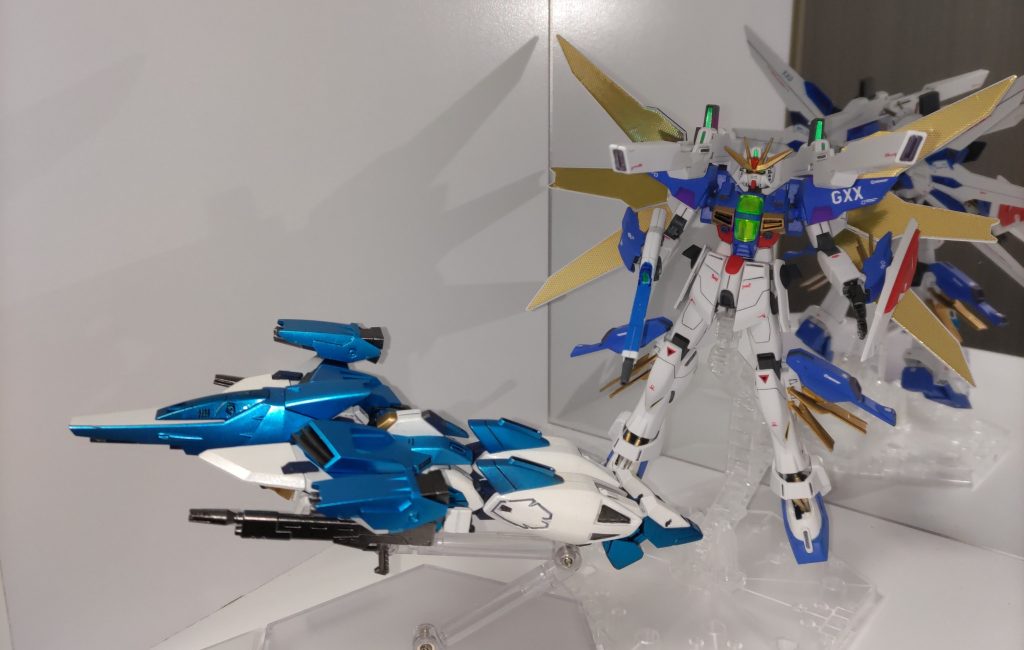 今回はおなじくガンダムマーカーエアブラシシステムでブルーとゴールドの部分を塗装したガンダムダブルエックスさんと一緒に。カチャカチャすると色もハゲるし、飛行形態で飾ってましたが、気分転換も兼ねてノーマルモードで飾り直します。