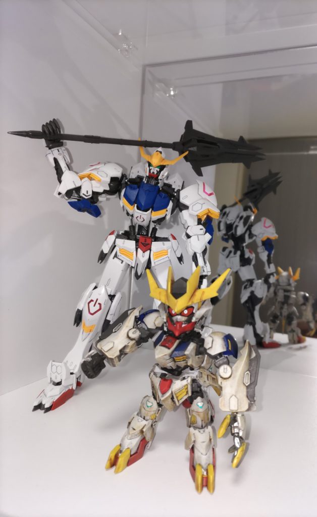 2年前にウェザリングの練習がてら製作したＳＤのバルバトスルプスレクスと一緒に。ＭＧバルバトスにもいつかウェザリングしたいのですがまだ自信なく。。。いつかできたらよいです。