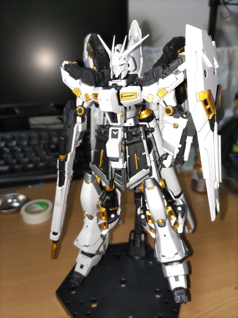 フレームはガンメタにしようと思ったのですが黒サフの色が好みだったのでそのまま使用し装甲で隠れる部分は大雑把に部分塗装