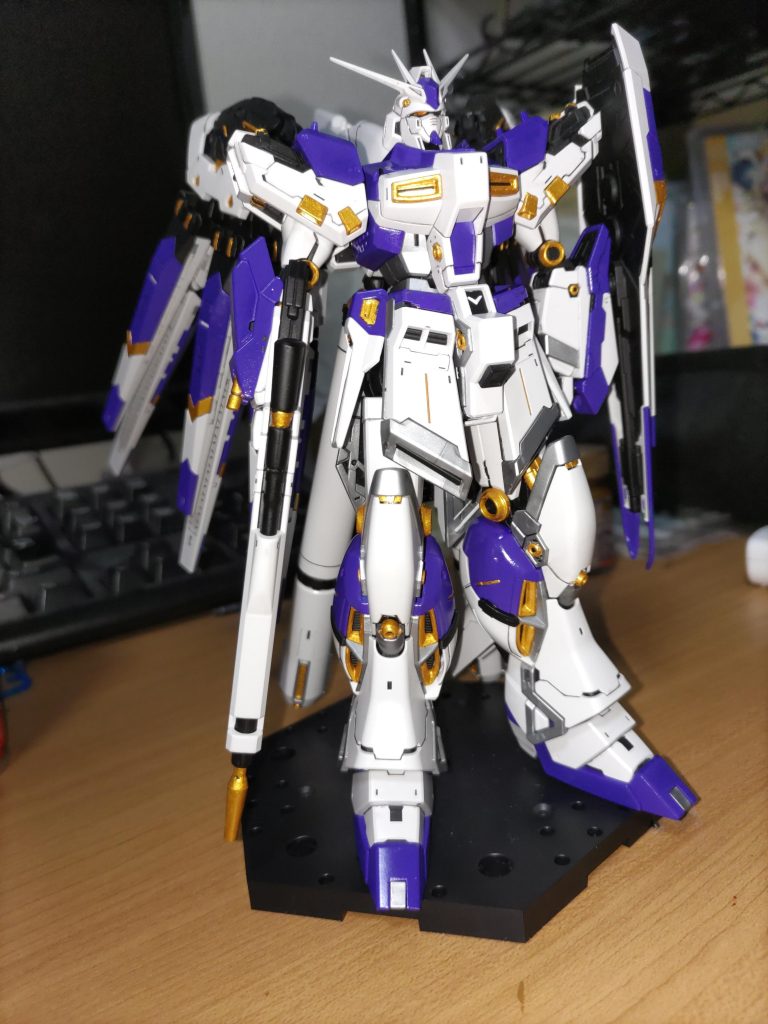 タミヤ塗料はエナメルで溶けると知らず肩とファンネルラックの墨入れ失敗で塗り直しスプレー足りず追加購入してきました