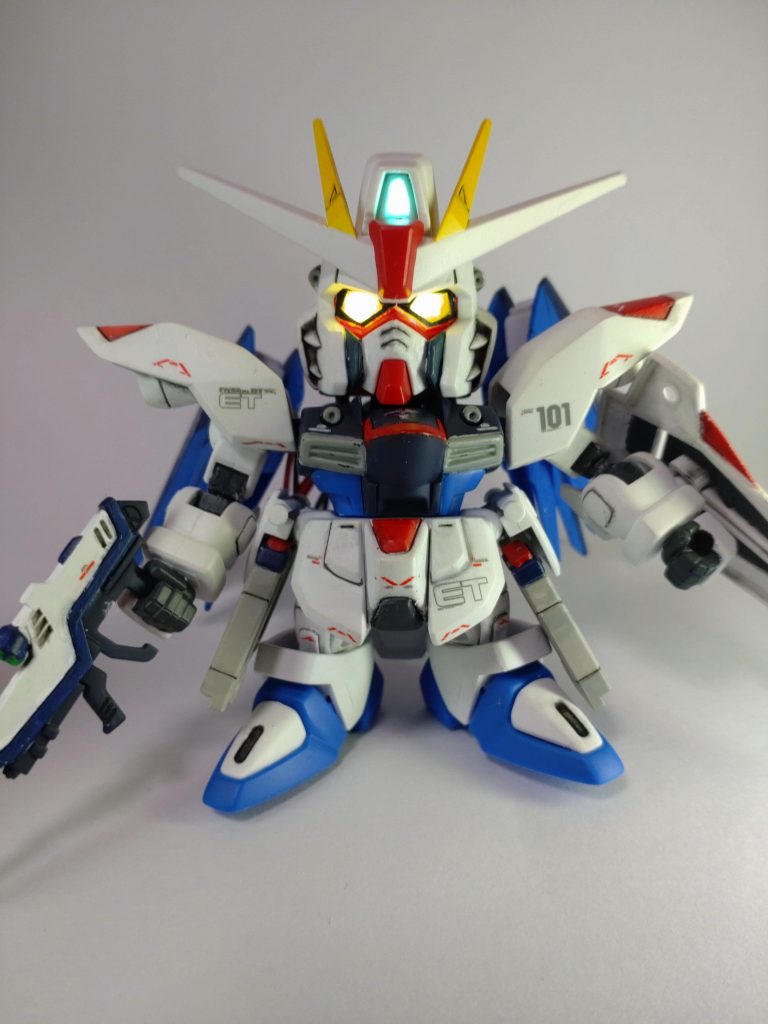 頭部のLED組み込み時に、合わせ目が気になり、頭部と肩の合わせ目は消して、白はエアブラシしたので、結局成形色は青位でした。後、「あるある」ですが、すぐ仕上げたい子供がエアブラシを使うと、一発で吹き付けて厚く付いて、流れちゃいます。なかなか修正が大変でした。塗り分けも結構ありますが、何とか形になりました。