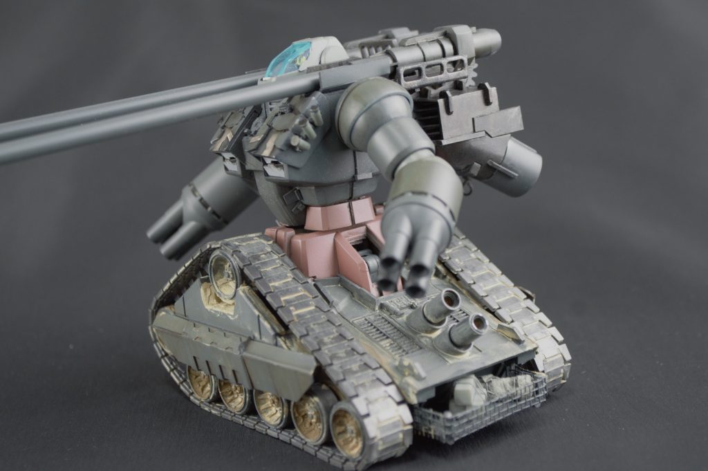 腰の接点をフラットに加工したので、左右への上半身旋回も可能になりました。戦車って左右への砲撃態勢が一番映えると思うんですよね胸には増加装甲とスモークディスチャージャーを設けました。