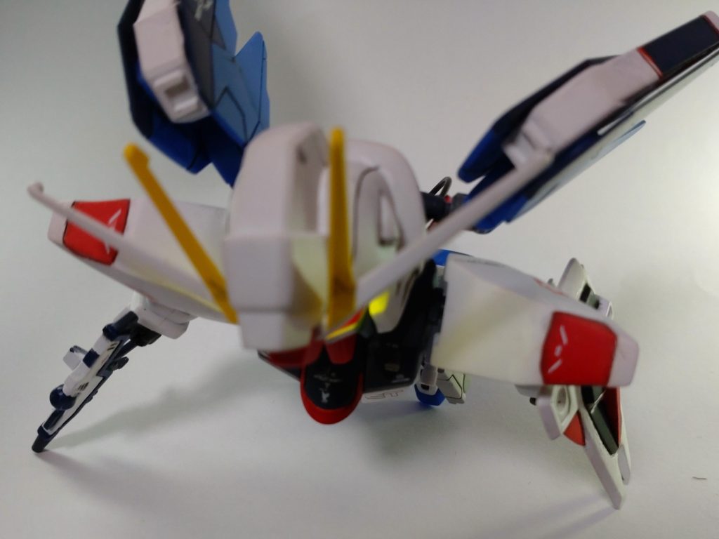 旗艦であるエターナルを飛び出して、凄い勢いで地球まで辿り着き、簡単に大気圏突入しちゃう機体に、目が釘付けでした。