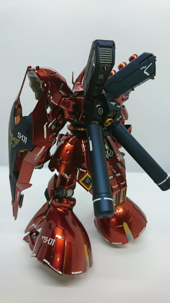 ブラックのパーツはガイアのプリズムブルーブラックつや消し仕上げイエローとバーニアに関するパーツはスターブライトゴールド 内部フレームはクレオスのGXメタルブラックそして部分的にガイアのEXシルバー  