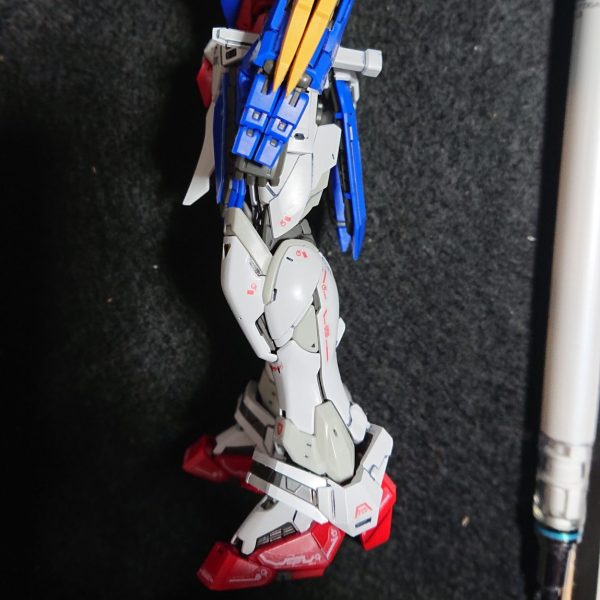 RGゴッドガンダムの制作その１９です。側面のデカールシール貼りができました。