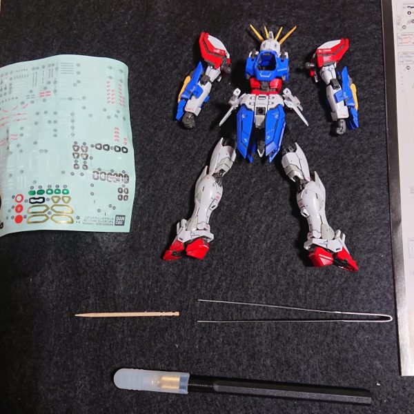 RGゴッドガンダムの制作その１８です。背面のデカールシール貼りができました。