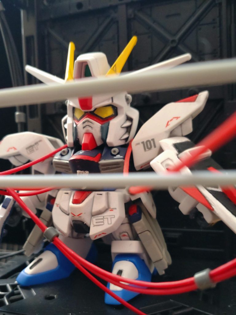 キラ君がラクスからフリーダムを渡される場面ですが、ここから危機的状況のアークエンジェルの前に現れるまでのシーンが大好きです♪