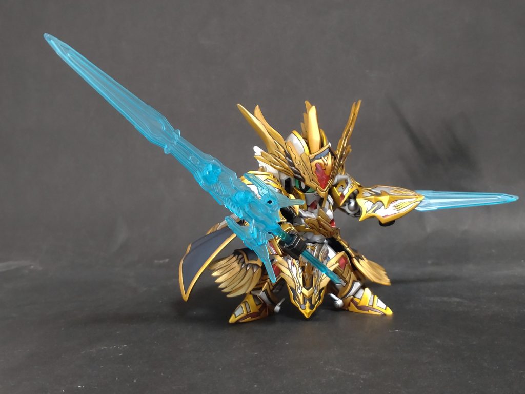 選定剣カリバーン。オフハンドに装備するカタール状の武器。・設定アーサーがナイトワールドの王に選ばれた際に引き抜いた聖剣。ハロの力を借りた戦いを続けた結果、ナイトワールド統一を成し遂げたが聖剣は折れてしまった。（現在のエクスカリバーはハロによって生み出された同じ外観の別物である。）己への戒めのため保管していた聖剣の刀身を再利用して製作された。両手に武器を携えた龍尊劉備ユニコーンガンダムの姿な触発されたのかも知れない…