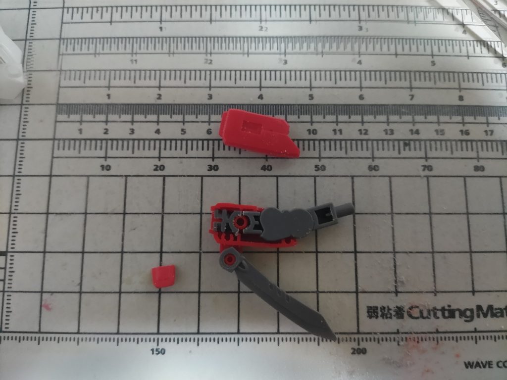 前腕部はフレームとアーミーナイフ基部の片側を切断して後ハメ化。アーミーナイフ基部はノコの刃の厚み分隙間ができてしまったので、ランナーを切り出したものを貼り付けて隙間を埋めています。