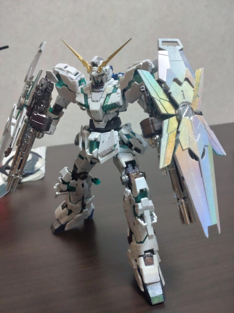 表面にガンダムマーカーの月光蝶カラーを吹き付けることでサイコフレームの発光を表現してみました