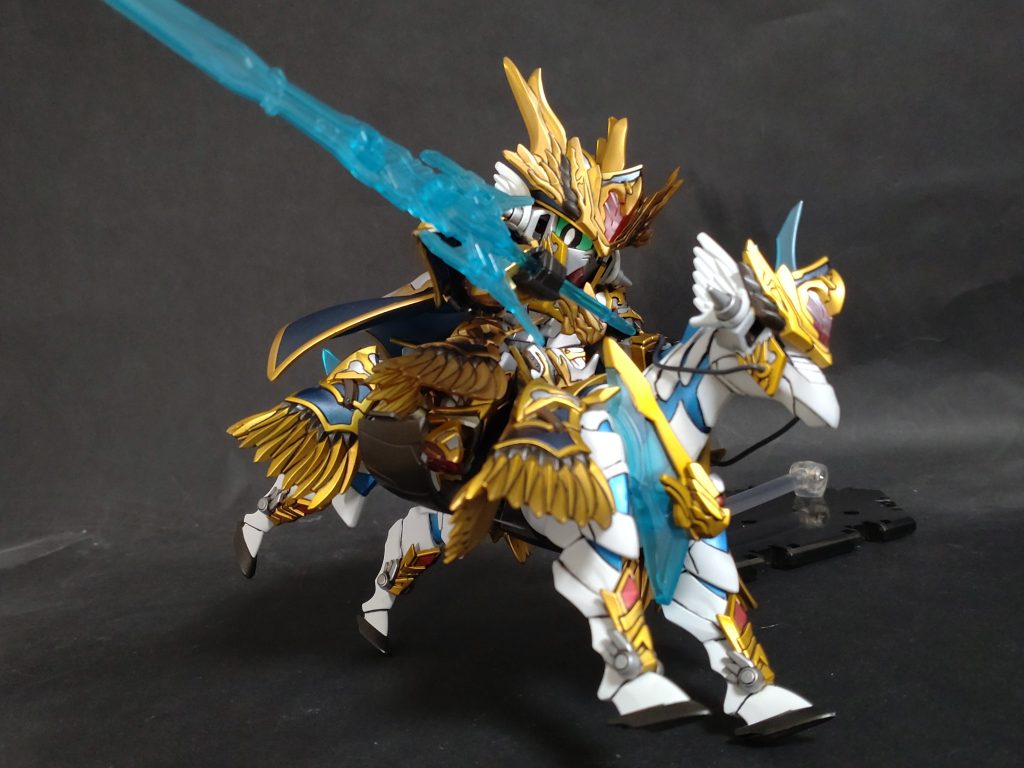 軍馬。アーサーのパーツを使用して鎧を追加。馬の視界が狭そうな感じになってしまった……後ろのスカートも含めて、パーツ取り外しなしで騎乗可能。アーサーの下向きの目線がかなり効果的。