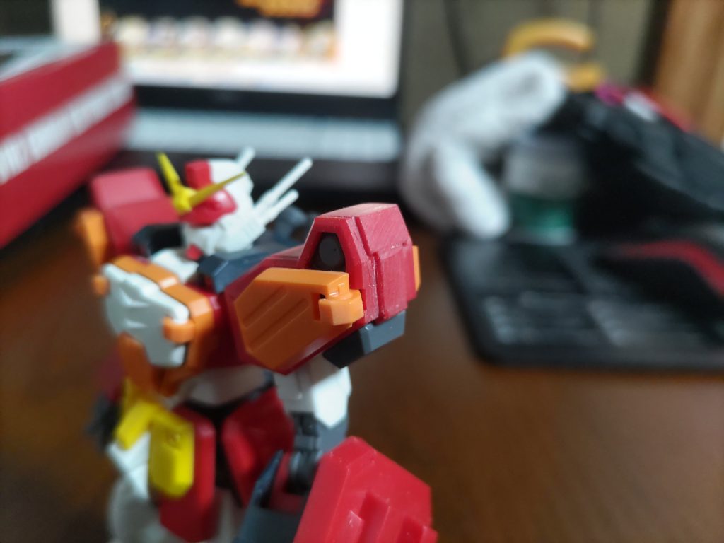 肩は後ハメが難しそうだったので、ランナーを切り出して貼り付け。モールド風にしてみました。