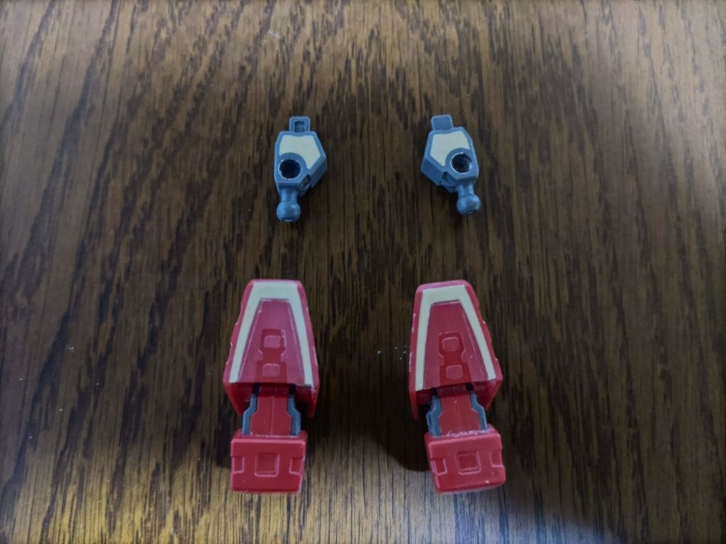 肉抜きが気になったところはエポパテで埋めています。足裏は埋めるとつるっとした印象だったので、少しだけスジ掘りを追加しました。