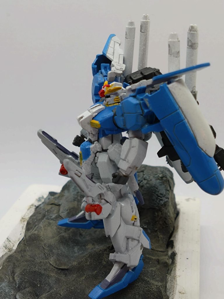 かっこいいですねー！いまさら第1弾を作ってみたら、第2弾、第3弾と、造形が良くなってきてるんですね。アンテナは多少削りましたが、これ以上は細くできない…