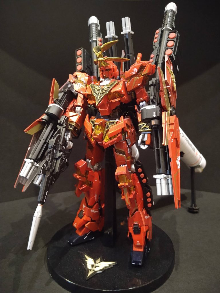 分かりにくいですが、RGのように外装は3種類のレッドで塗り分けています。