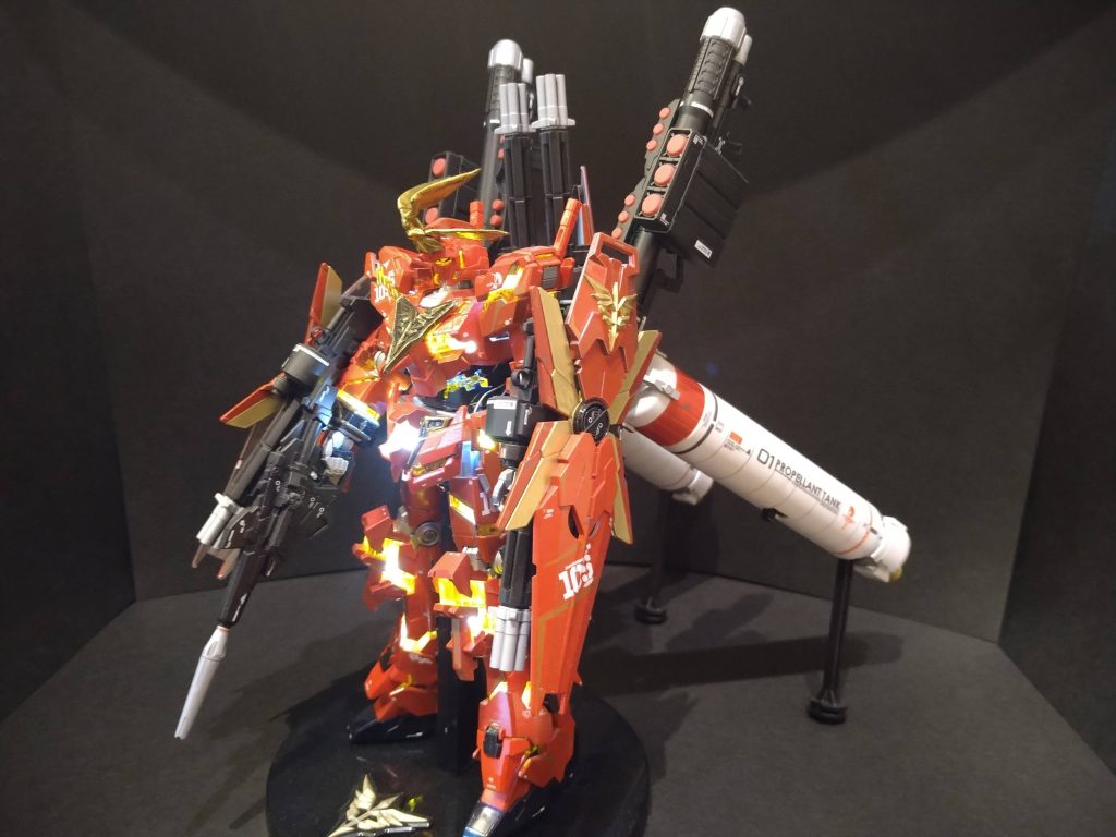 サイコフレームに全身20箇所くらいにLED仕込んでいます。大型プロペラントタンク内にLED電池BOXとスイッチ仕込んでいます。