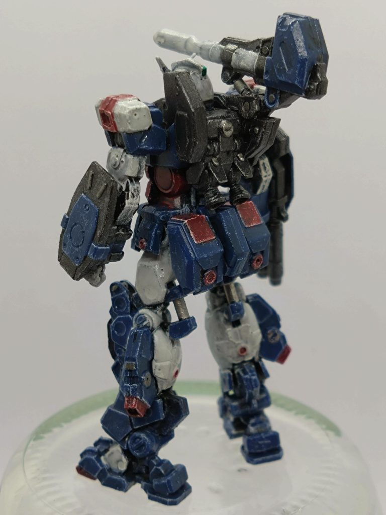 青い部分はティターンズブルー2、えんじ色は調色しました。