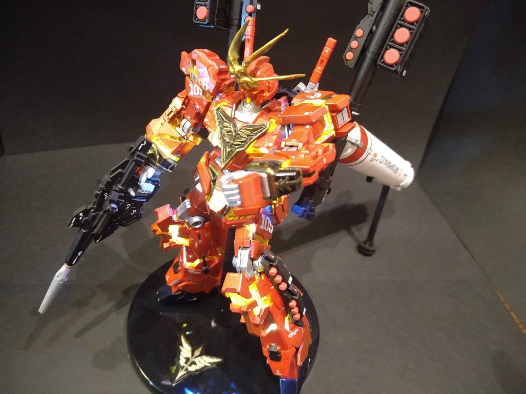 LED配線仕込んでいますが、ある程度の可動は確保できています。