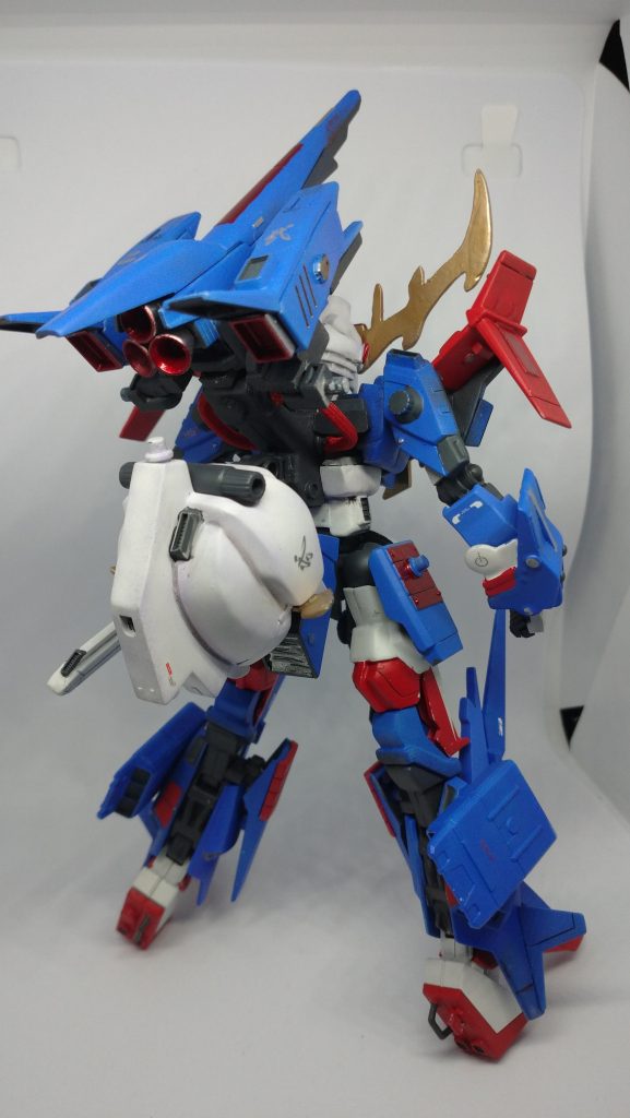 背中からです。SDの頭部は背中に着きます。