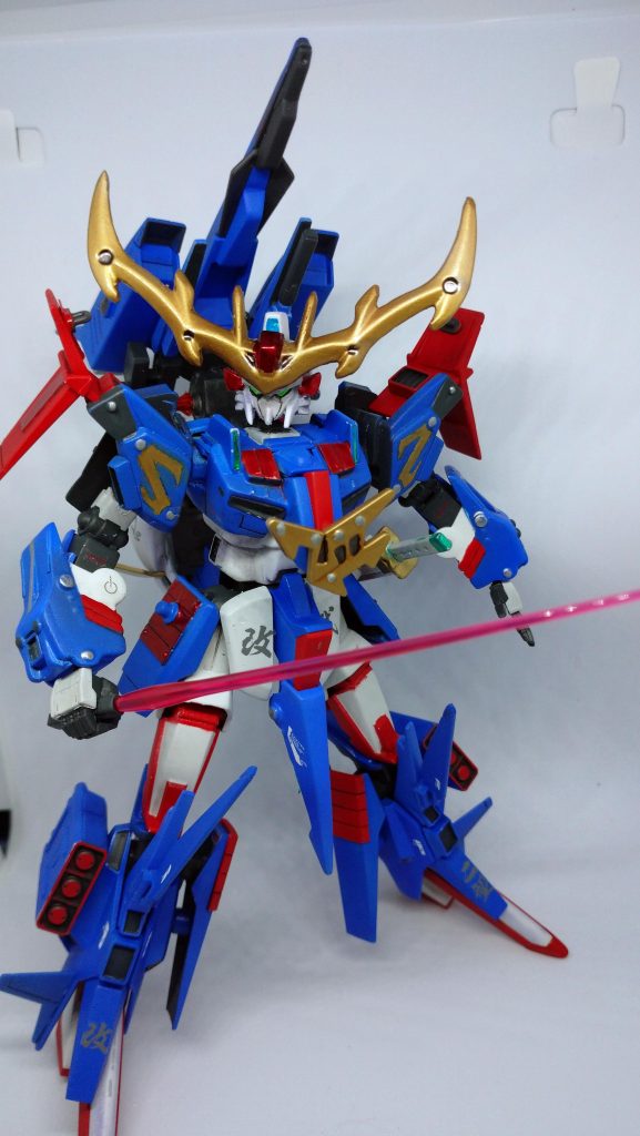 背中にはビームサーベルを装着しています。頭部近くのグレーの部分がサーベルラックです。