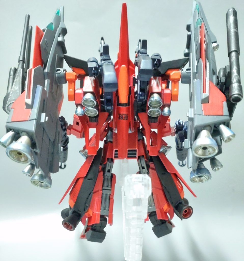 機体は頑丈ですが、パイロットは…？となる後ろ姿。多分強化人間の搭乗推奨でしょう。しかしここまで盛るとさすがに変形は…💦