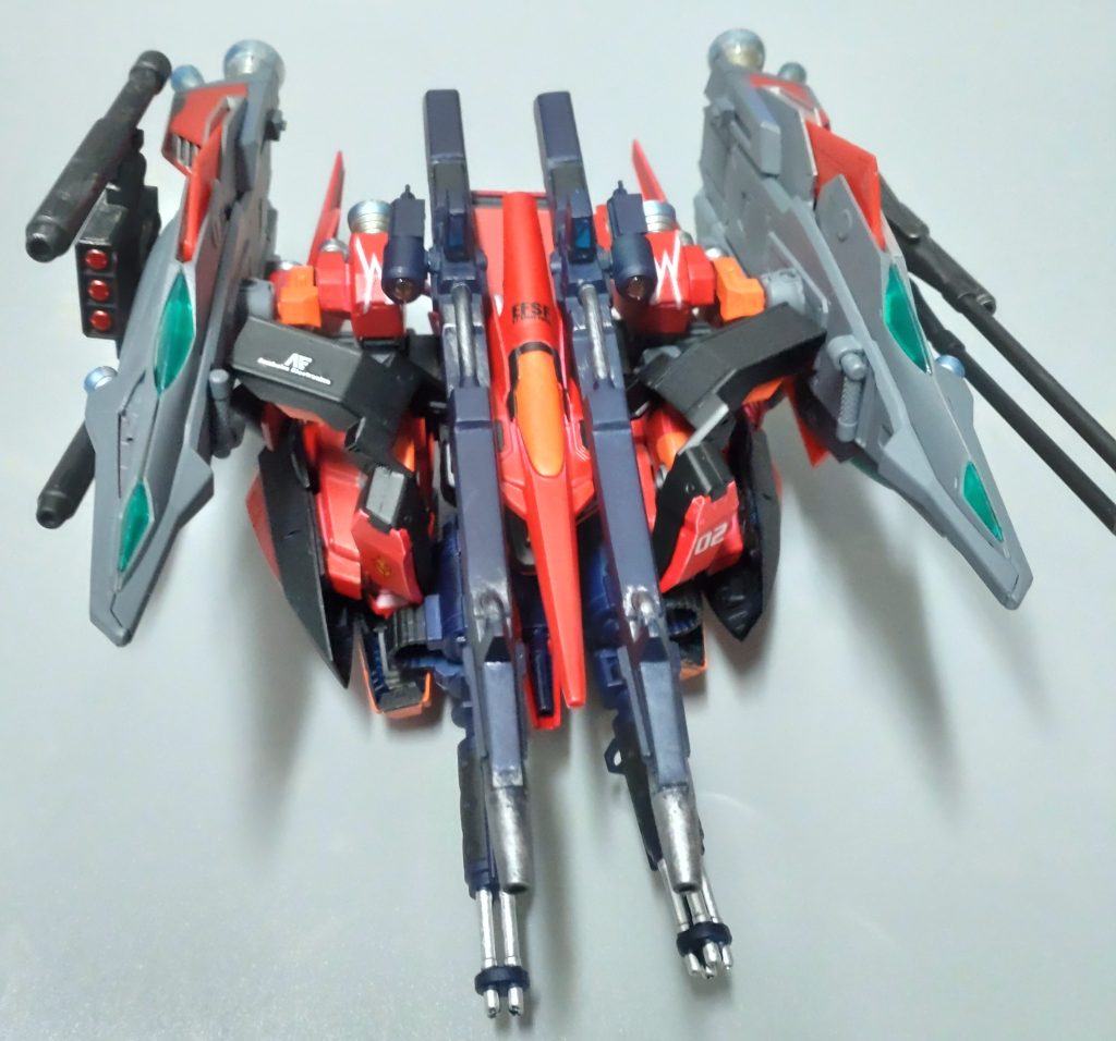 出来らぁ!との事で、差し替えですがフル装備で変形出来ます。ガウォーク形態は…ごめんなさい、多分脚部がモゲます。