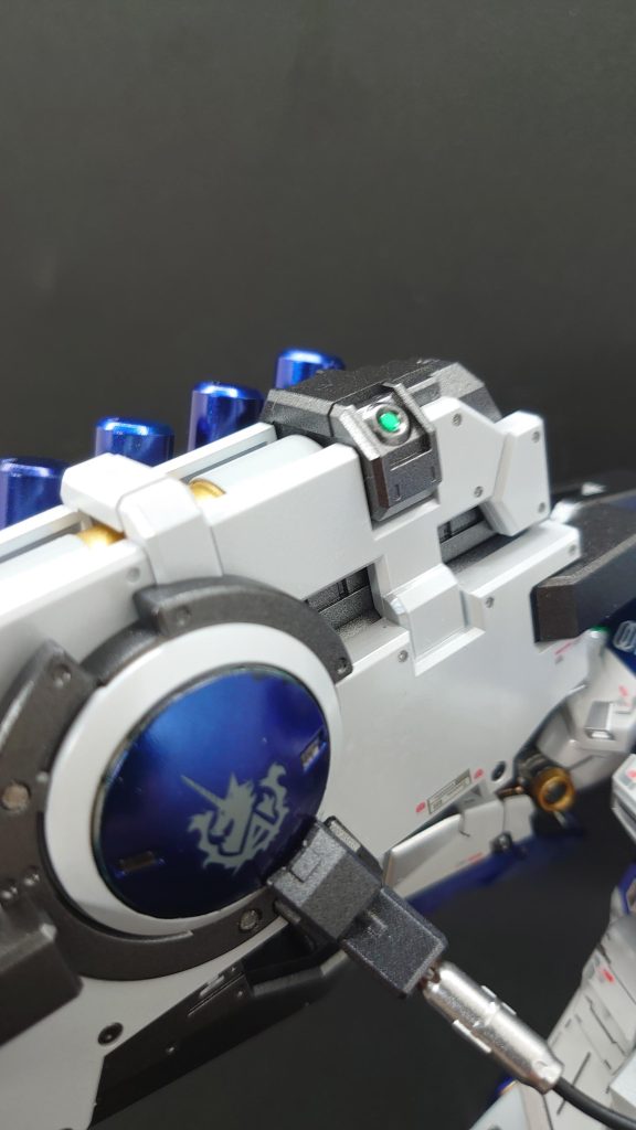 センサー部はバンダイのカスタマイズマテリアルの3Dメタリックシールを張ってみました。なかなかいい感じだと思ってます。