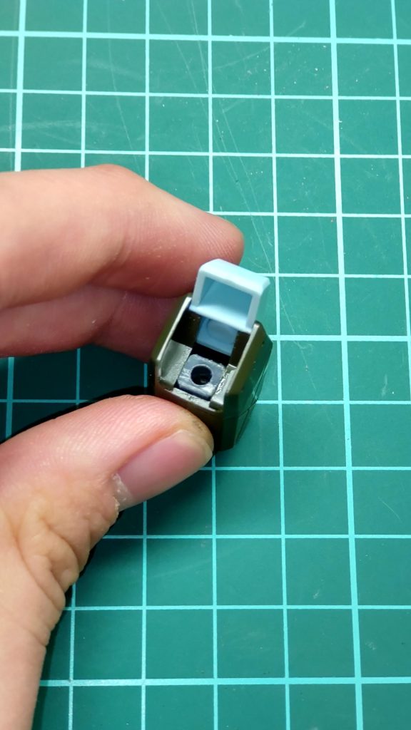 次に前腕の受け部分にポリキャップを仕込みます、穴のサイズが3㎜に合う物なら何でも良いです。接着にはプラ用ではなく瞬間接着剤などがオススメです