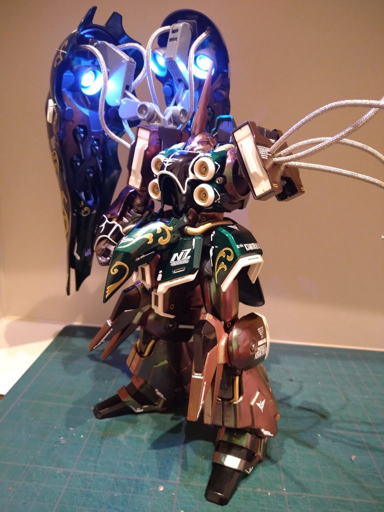 メタルチューブにLED配線通してあります。