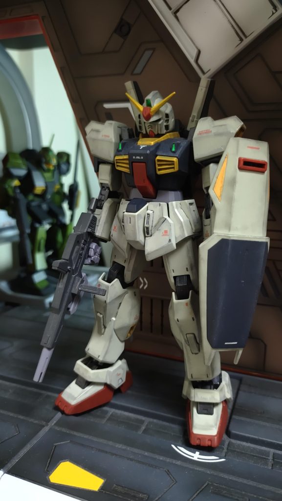 成形色そのままだと白っぽくて嫌だったので、白パーツは全てガルグレー塗装です。