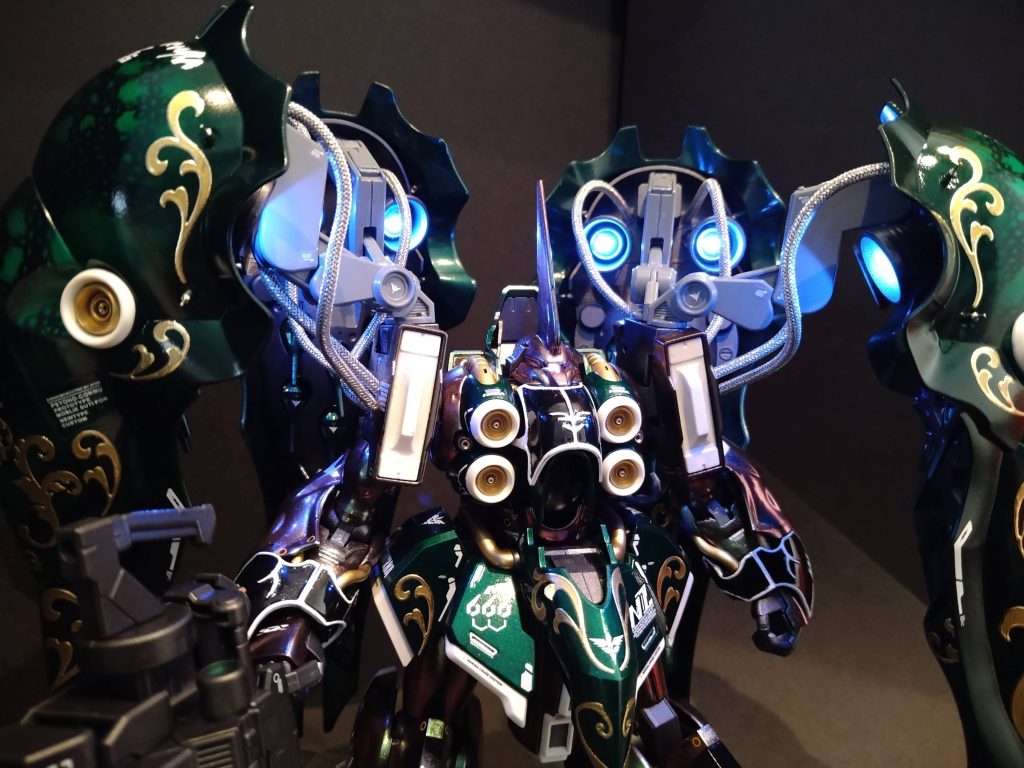 バインダーのバーニアとモノアイにLED仕込んでいます。