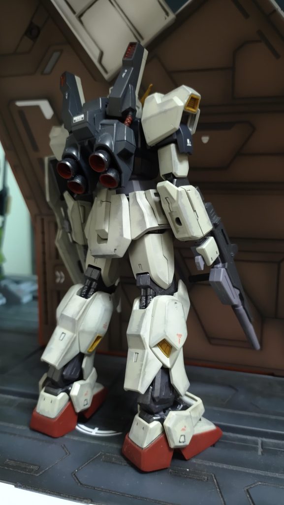 後ろから見るとデカール控えめな分あっさりです。