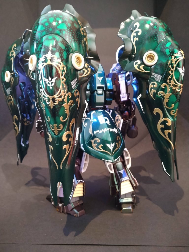 リアスカート内にLEDの電池BOXとスイッチ仕込んでいます。