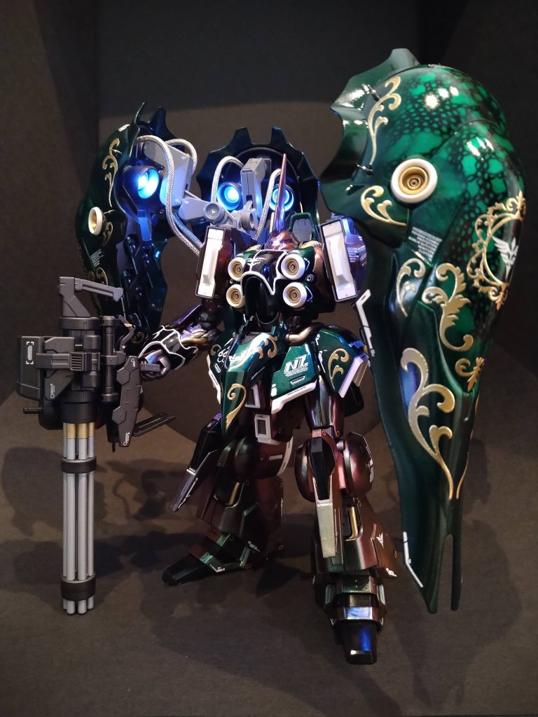 バインダーはグラデーション塗装。ジャイアントガトリングガン装備。各部マジョーラ塗装（グリーン〜パープル）