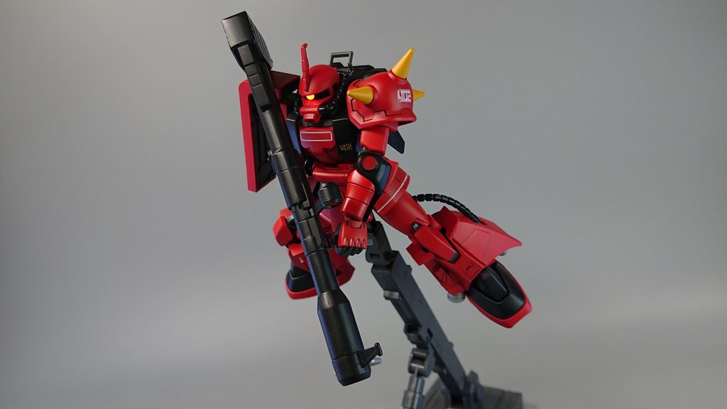 ジョニザクといえばジャイアントバズですね。とてもよく似合ってます。モノアイとバズーカのスコープは蛍光エナメルピンクを塗って、ブラックライトで光らせています。