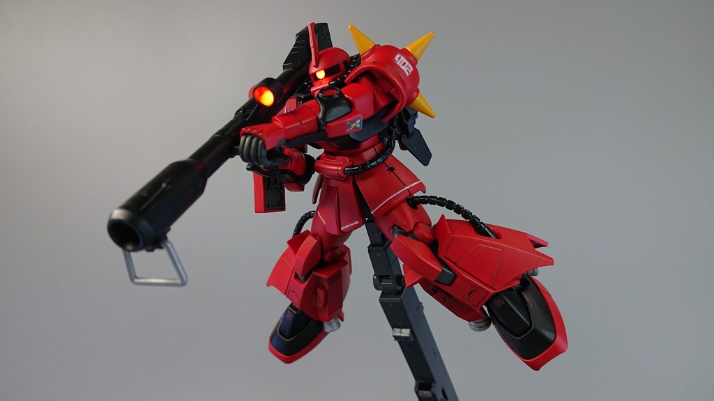 やはり宇宙用の機体なので、スタンドを使って足が浮いたポージングが映えますね。そのままでもとても出来映えの良いキットです。