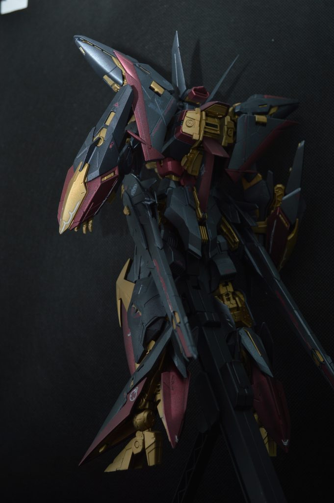 背中から一枚暗めなのもあって怪しさが増した気がする