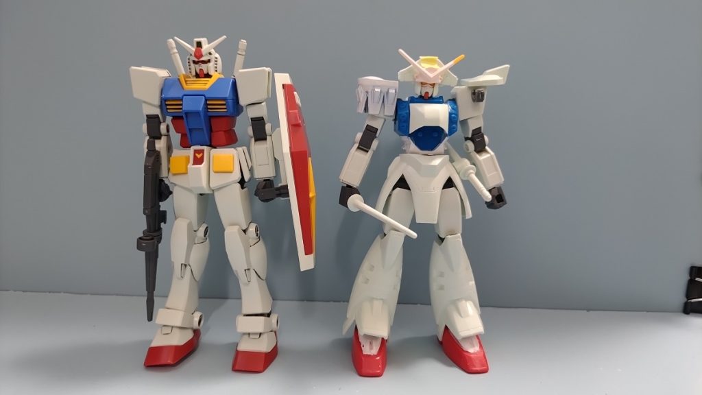 バランス確認時のＥＧガンダムとツーショット。膝から下をそのまま流用したので若干身長が下がっています。頭部は顔をくり貫くと、意外にぴったりＥＧガンダムの顔がすっぽり入りました。（目の後ろあたりのでっぱりが干渉するのでカットはしています。）右肩はくり貫いてＥＧガンダム肩アーマーにかぶせているだけです。