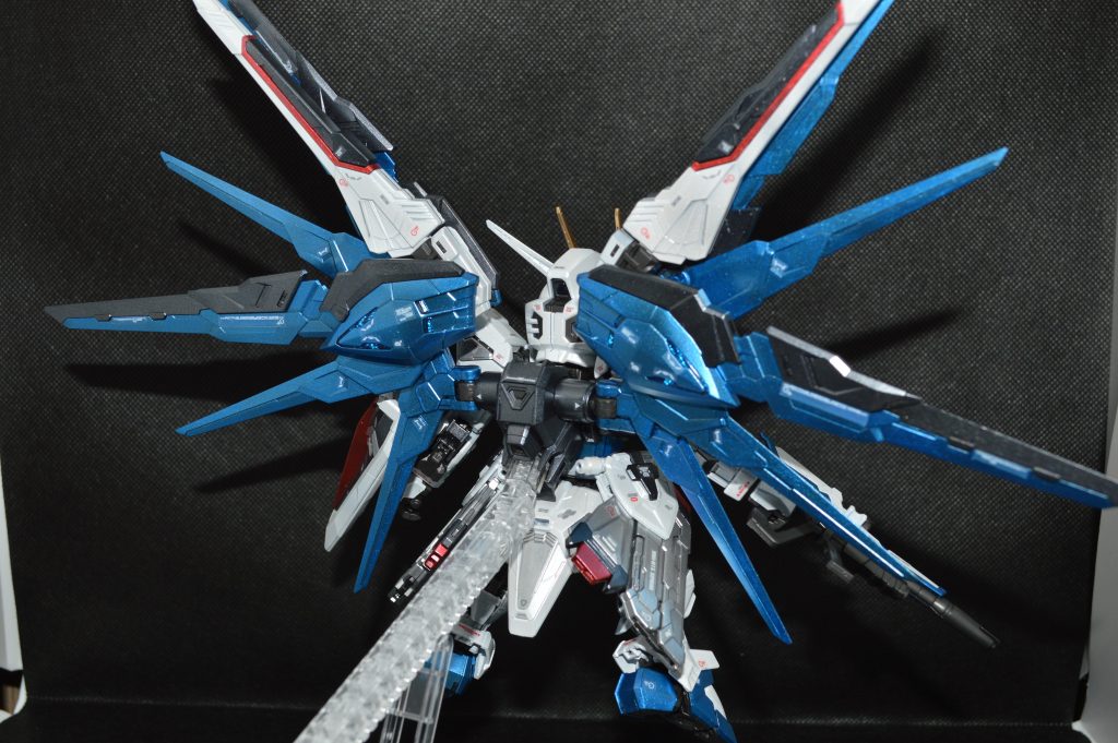 羽を広げた姿を後ろからフリーダムはやっぱり羽を広げてる姿ですね