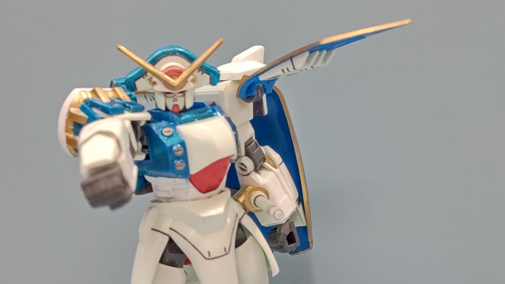 ローゼスピット展開状態、特に開く以外ギミックは無しです、技術の限界です(; ･`д･´)ガンダムの肩アーマーにジョイント（ビルドパーツのガトリングガンの三脚）を加工して直接ぶっ刺しています。