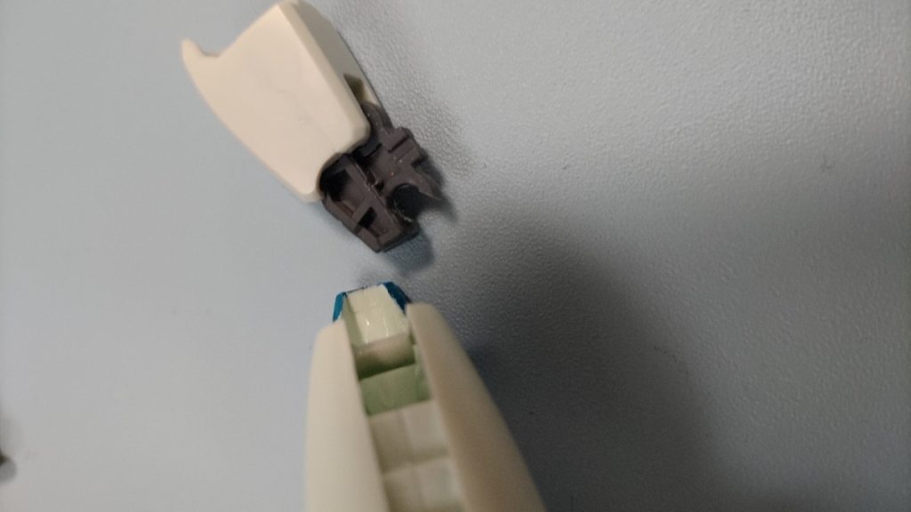 ひざ下も3ミリ軸をダボ軸跡に作成してＣジョイントを加工したＥＧガンダムの太ももをそのまま流用、後ろからはめるパーツのおかげで後ハメできます。