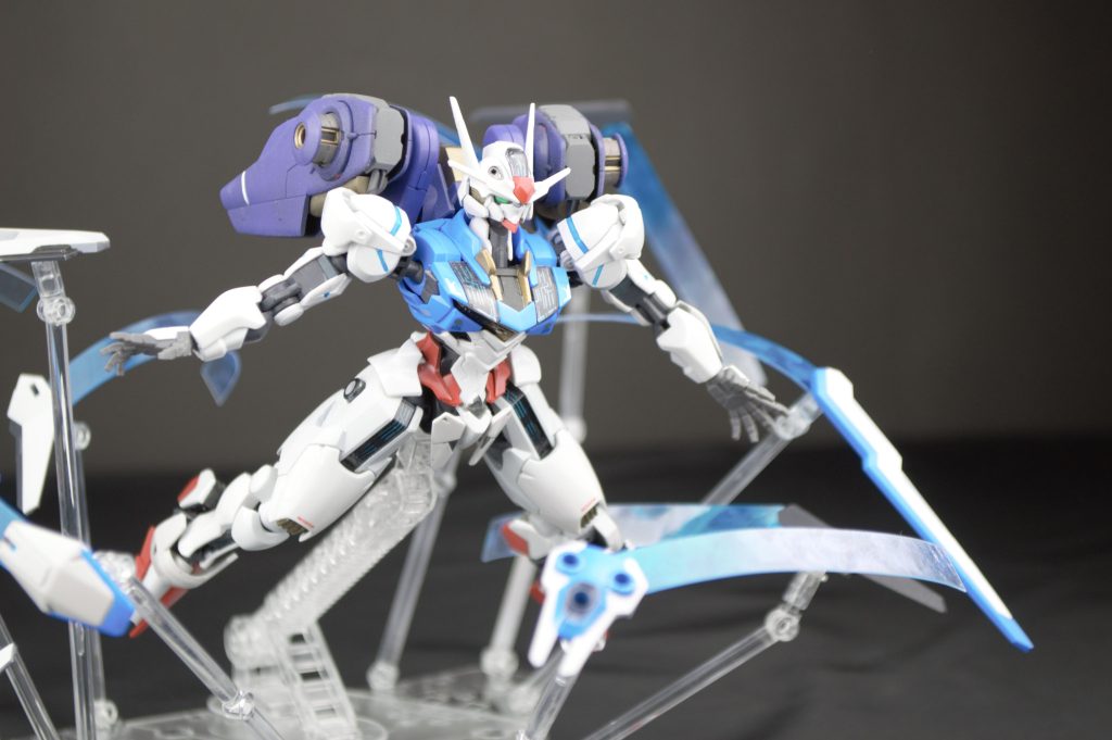 素材はその辺に転がってたクリア板ですプリズム加工されてるのでいい感じにきらきら光ります